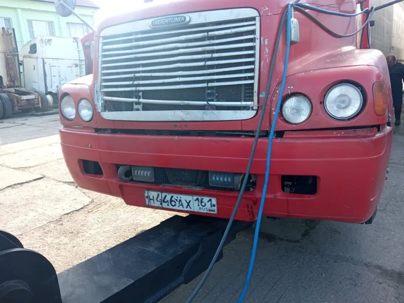 Седельный тягач Freightliner на площадке сервиса перед транспортировкой